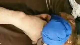 أم شقراء ذات جذور داكنة تأخذ شرج قاسي في الصالة