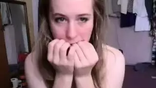 يحصل اصابع الاتهام الساخنة في سن المراهقة مع شعر كس من قبل أبي
