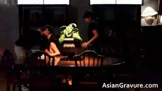 آسيوية متمرسة تظهر سبب كونها الأفضل في الجنس الجماعي