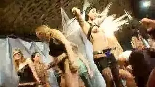 مصارعة محارم: الأب يثبت فتاته المشاغبة