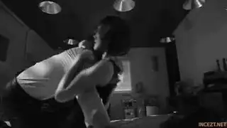 زوجة الأب وابنتها الزوجية تمارسان المقص في إباحية يابانية صريحة