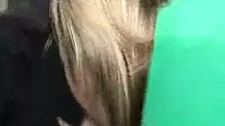 مستعرضة في غرفة الفندق: غسيل ملابس عاري وعروض قذرة