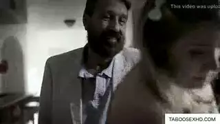 العم النياك يضاجع ابنة اخوه الشقراء البريئة في سكس محارم جدآ اباحب مجاني مترجم