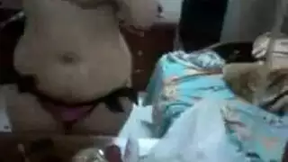 استمناء صريح: العاهرة تركز الكاميرا على ثدييها