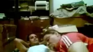 فيديو سري لها وهي تدلك انتصابه أثناء المحادثة