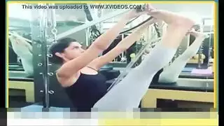 صغيرة بملابس مثيرة