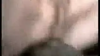 الشقراء المثيرة لا تستطيع التوقف عن الأنين بينما يداعب رجلها شقها المبلل