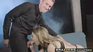 شقراء ذات أثداء عملاقة تأخذ شرجًا قاسيًا من قضيب ضخم