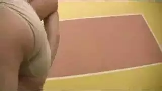 ام تعلم بنتها لمص