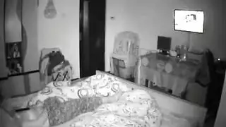 بنت تلعب في كسها حتي تقذف