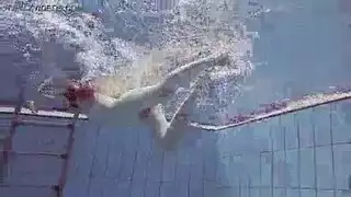 مهرجان جنسي بجانب المسبح: ثلاث مراهقات جامحات تركب قضيبه لهزات متعددة