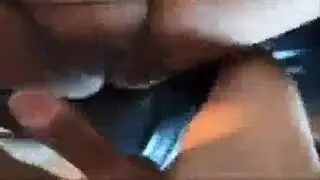 ربة منزل ناضجة تمارس جنسًا صارخًا وقذرًا في منزلها الجديد