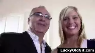 عاهرة بريطانية تتباهى بفساتين دانتيل سوداء ثم تمارس الجنس من الخلف