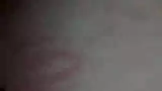 زوجة مثيرة تأخذ جنساً مزدوجاً من شابين في خيال غرفة النوم