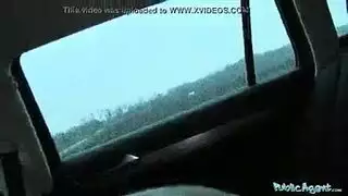 طفل تنم مع اخوها