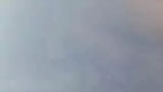 الزوجة الشقراء الناضجة تمص قضيب أسود ضخم بعمق بينما زوجها الخائن غائب