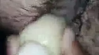 ثلاثة شباب يصلون للذروة بالإصبع