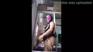 إباحية عربية غريبة: سمراء مقنعة ترقص ثم تأخذ قضيبًا كبيرًا بعمق