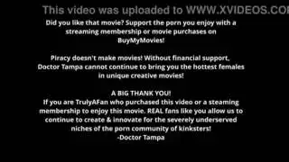 تدليك عصا هيتاشي يقود مهبل المراهقة إلى هزات جماع متعددة مع صراخ