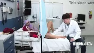 فحص الخصوبة يصبح إباحياً: الطبيب يلقح امرأة عربية ناضجة