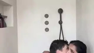 عاهرة عربية تتوسل لعمل إكس إكس إكس قاسي في الحمام