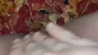 لعب طعام صريح: بيتزا وآيس كريم يخنقان فرج مراهقة
