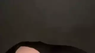 فتاة عربية محجبة تتفجر شبقًا، تنسى كل شيء وهي تركب قضيبًا اصطناعيًا بقوة