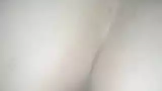 علاقة رباعية صريحة: مراهقة تمتلئ من قبل فحل مجهول ماهر