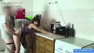 يقذف بقوة في كس امه وهيا تصرخ