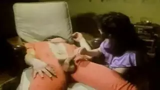 أم ناضجة تفقد السيطرة وتتلقى قضيبًا قاسيًا