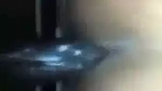 الفتاة السمراء الساخنة تبلع القضيب بعمق وتحصل على حمولة وجهية سميكة من حبيبها