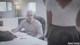 جنس ذاتي: تعصر صدورها بينما تخفض فرجها على عموده