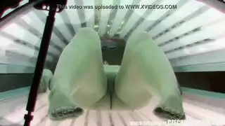 في سن المراهقة فتاة برازيلية مع كبير الثدي والساقين مثير يحصل