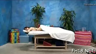 قضيب غريب في حلقها خلال مص عنيف بين الأعراق