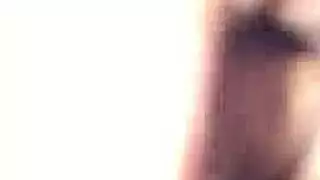 عاهرة سمراء ممتلئة الجسم لا تستطيع التوقف عن اللعب بفرجها المبلل