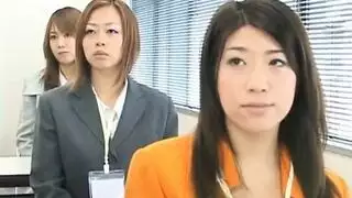 فاتنة آسيوية تأخذ عدة أذرع في حفلة جنسية جامحة مع الأصدقاء